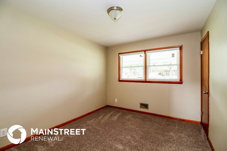 Building Photo - 2320 Embassy Ln