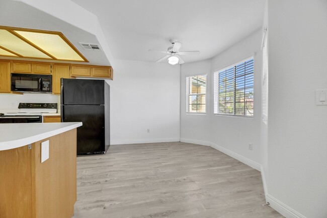 Building Photo - Gated 2 bedroom Condo with new carpet and ...