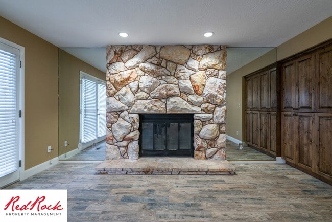 Building Photo - Spacious 5 Bedroom Home in A Quiet Communi...