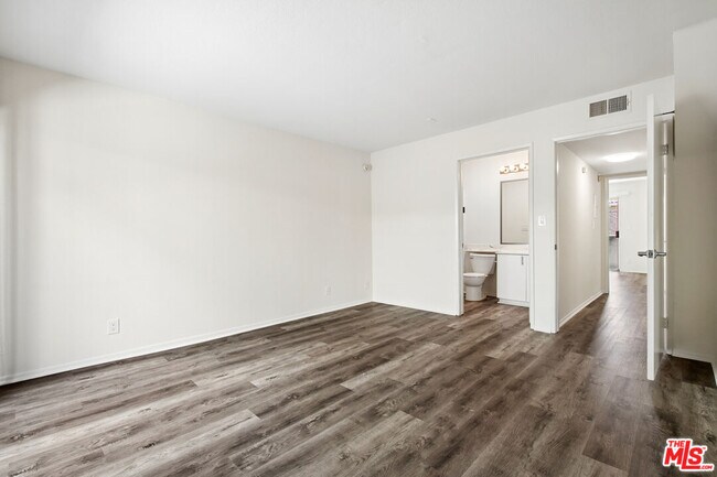 Building Photo - 870 S Crenshaw Blvd