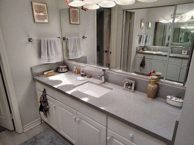 Building Photo - Charming 1BR Condo in Huntington Beach