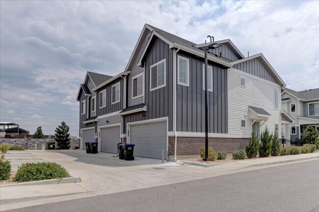 Building Photo - 1828 S Poplar Ct