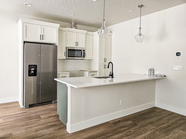 Building Photo - 203 Elm St