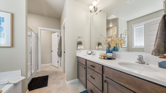 Building Photo - Move-In Ready West Richland Rental – 3-Car Garage, Fenced Yard, Hot Tub Included