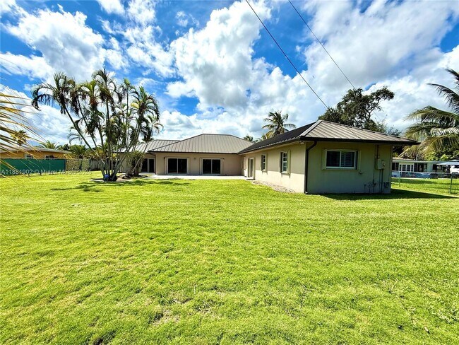 Building Photo - 17501 SW 92nd Ct