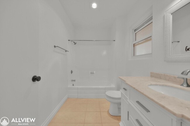 Building Photo - Modern 1-Bed Upstairs Condo with Garage & ...