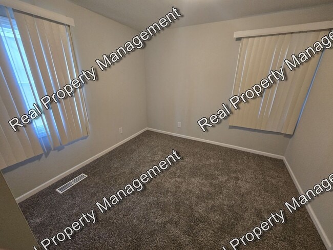 Building Photo - Updated 3 Bedroom Ranch