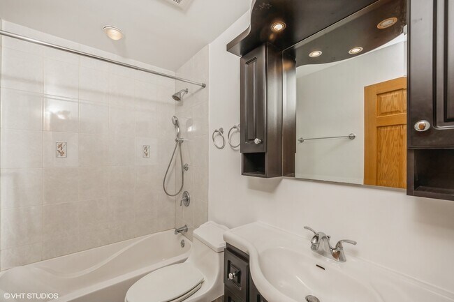 Building Photo - 1112 Castilian Ct