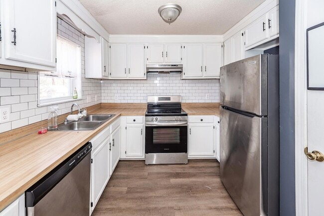 Building Photo - 444 Academy Rd