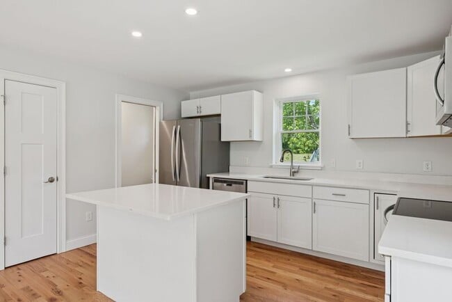 Building Photo - 3 Thomas Dr