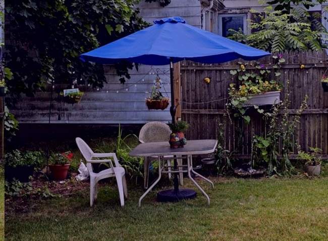 Building Photo - 1259 Queen St