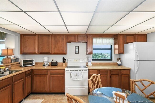 Building Photo - 10200 S Ocean Dr