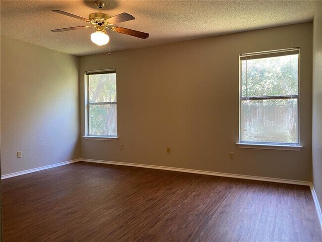 Building Photo - 1707 Timberwood Dr