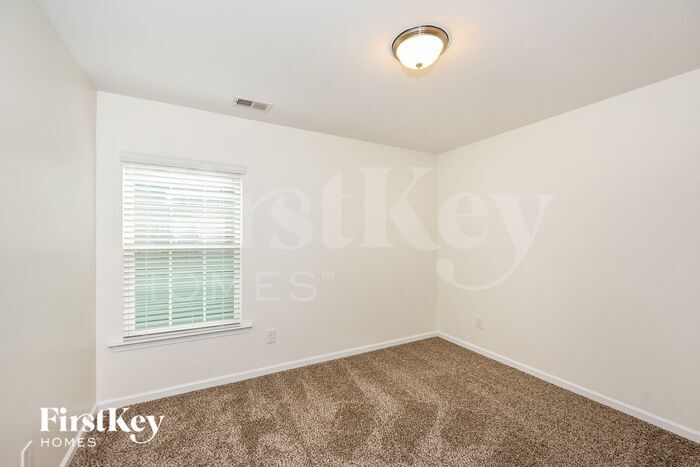Building Photo - 736 Redbud Ln