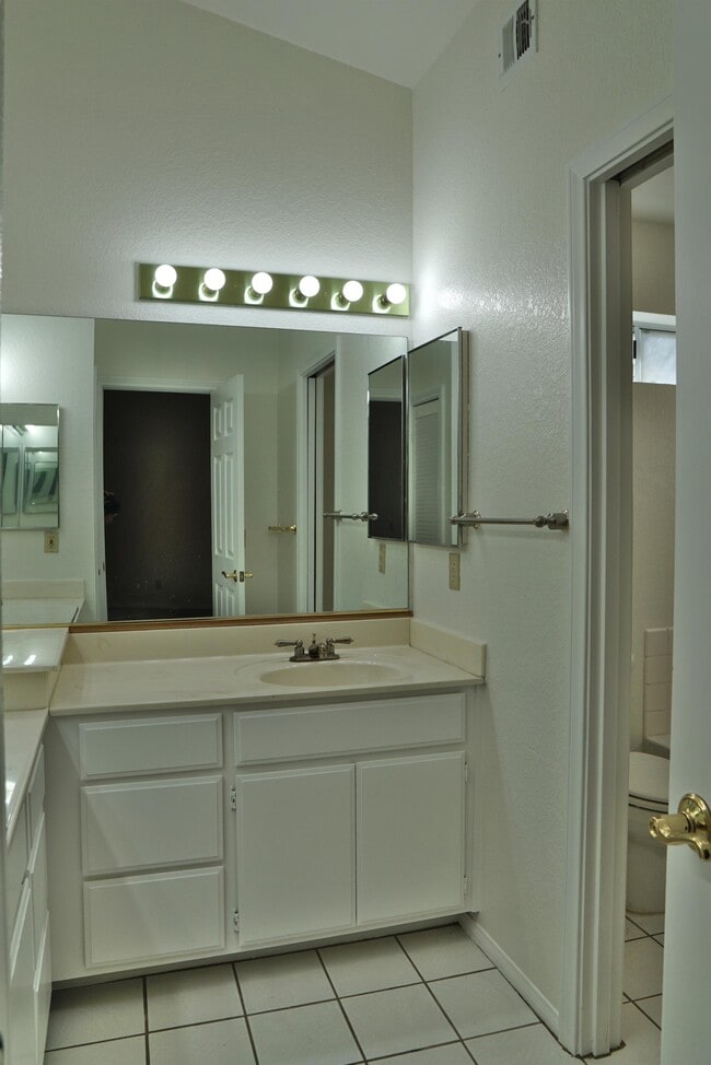 Building Photo - 54015 Avenida Juarez