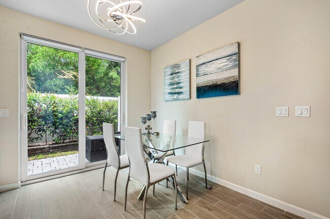 Building Photo - 5623 Enclave Dr
