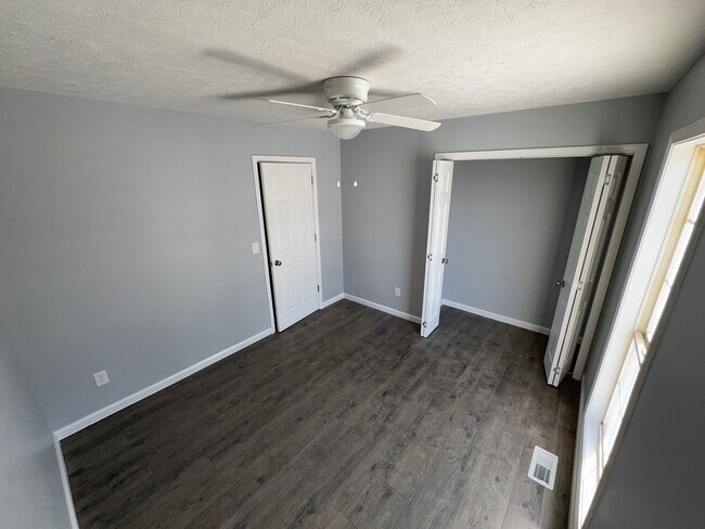 Building Photo - 1211 Redbud St