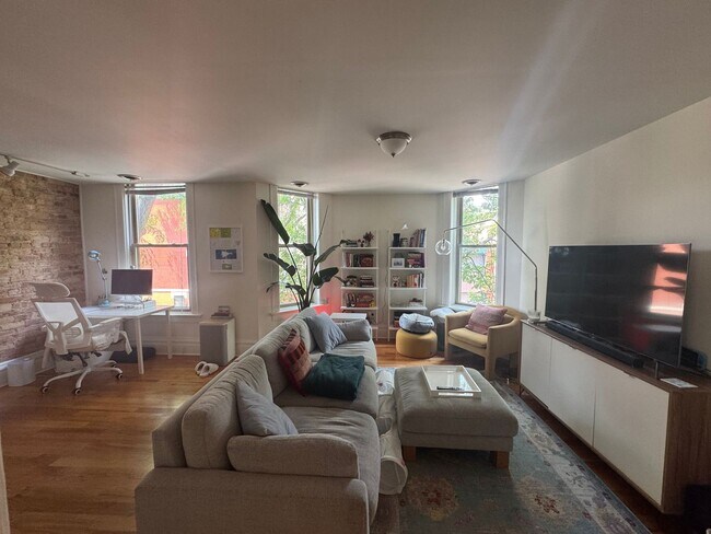 Building Photo - Great Wicker Park Location! Renovated 2 BR!