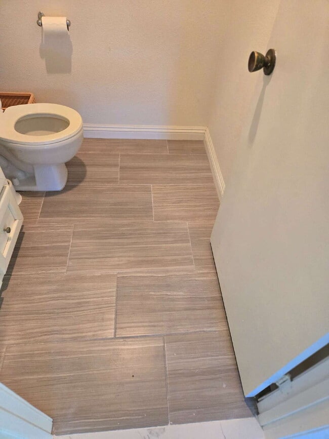 Building Photo - Spacious 3-bed, 2-bath condo is located in the heart of UTC, right on the UCSD bus line! It featu...