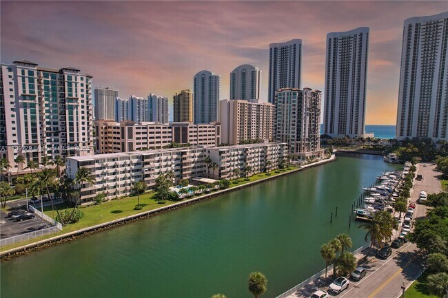 Building Photo - 220 Kings Point Dr