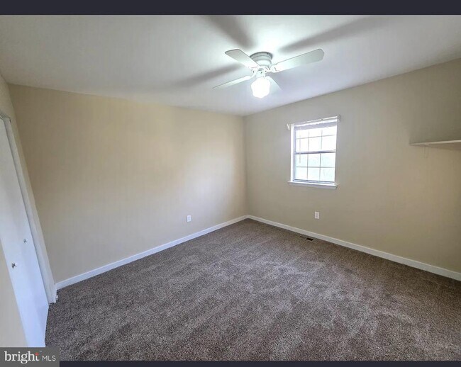 Building Photo - 525 Blackbird Dr