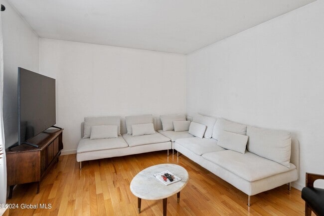 Building Photo - 9 Oxford Dr