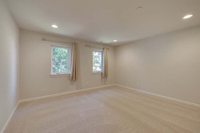 Building Photo - Stunning & Spacious Lynnwood Rental Available Now!