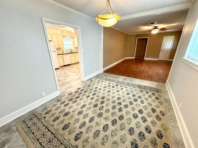 Building Photo - Charming 3-bedroom, 2-bath home on a corne...