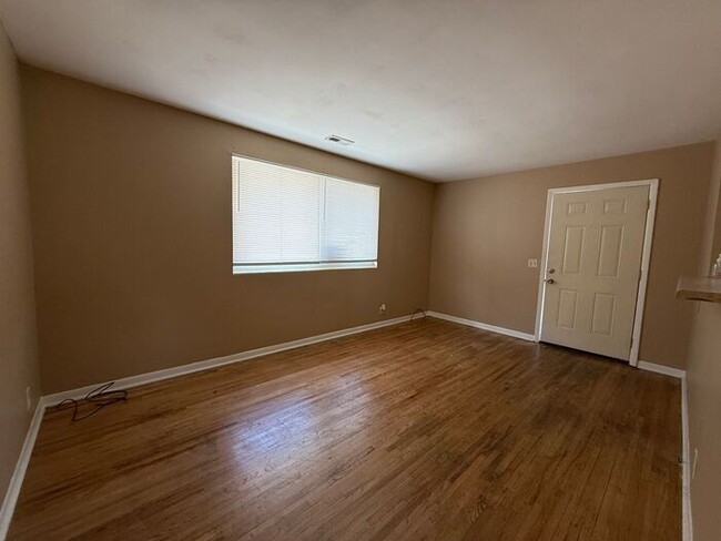 Building Photo - 2 Bedroom Apartment Near Downtown
