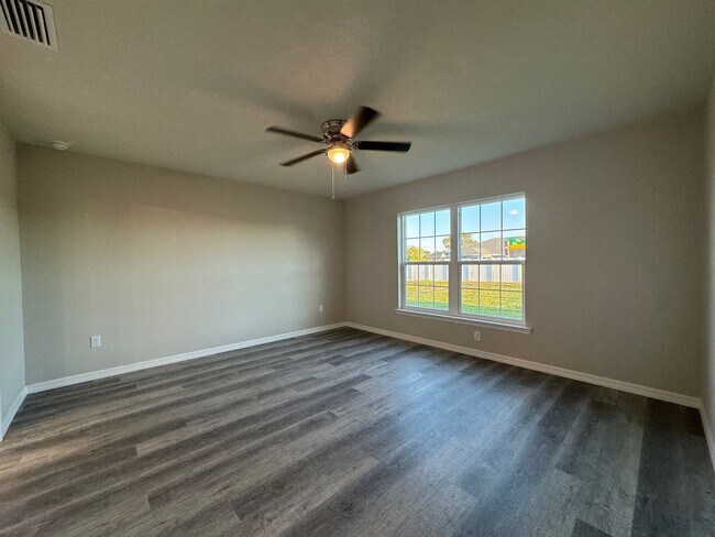 Building Photo - Desirable Silver Springs Shores - 3/2/2 **Won't Last**