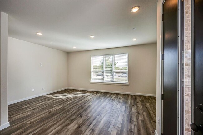 Building Photo - 1770 Thornton Dr
