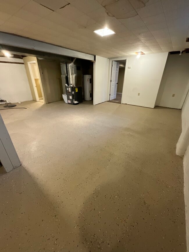 Building Photo - 1229 W Arrowhead Rd