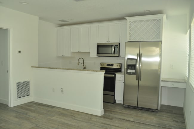 Building Photo - 520 Holt Ave