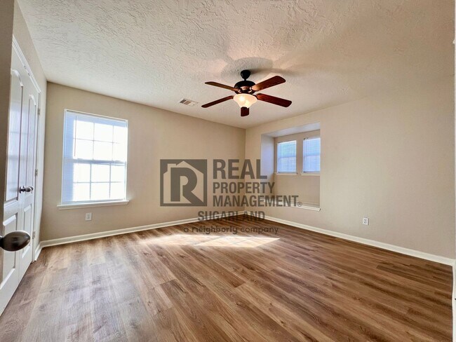 Building Photo - Gorgeous 4 Bed, 2.5 Bath Home in Prime Location!