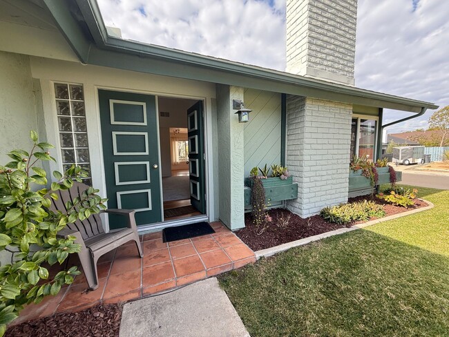 Building Photo - Corner Lot - 2 Bed - 2 Bath Home In Encinitas