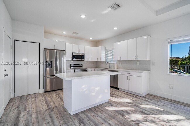 Building Photo - 16350 SW 50th Terrace