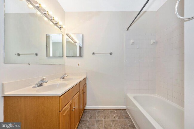 Building Photo - 10247 Redtail Ct
