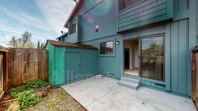 Building Photo - 221 College View Dr