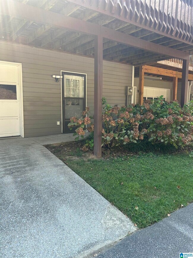 Building Photo - 2212 Ascot Ln