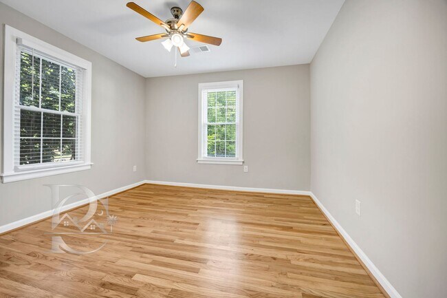 Building Photo - RENOVATED THREE BEDROOM IN ROSEWOOD