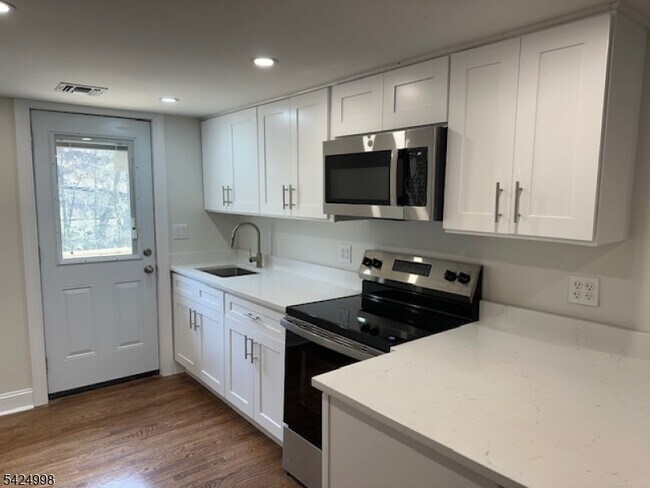 Building Photo - 515 Hamburg Turnpike