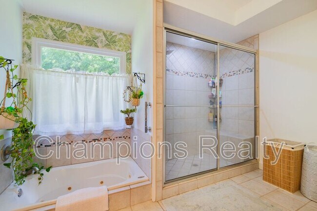 Building Photo - 1514 Crest Dr