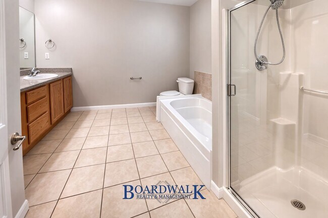 Building Photo - Beautiful 3 Bedroom Townhome End Unit in Draper!