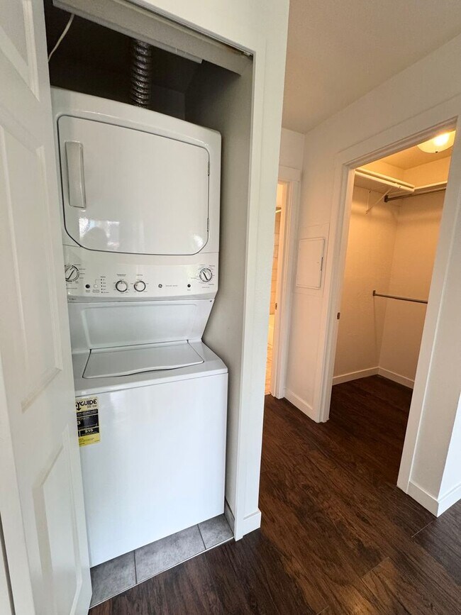 Building Photo - Saybrook condo one bedroom, including parking