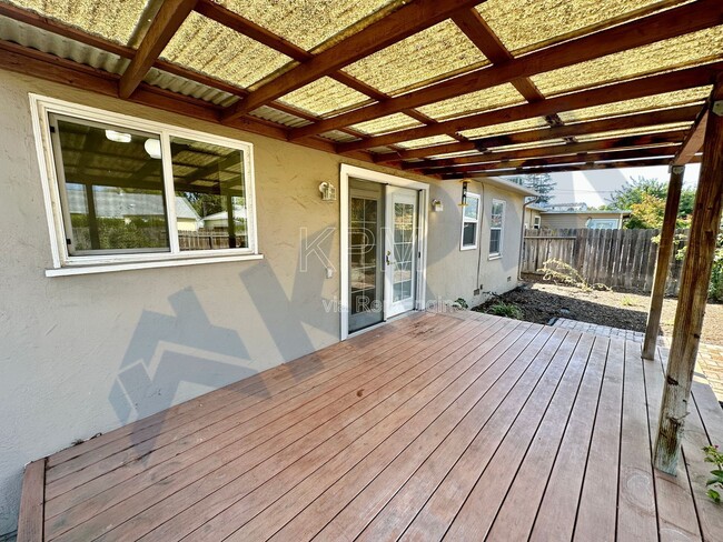 Building Photo - 41 W McKenzie Ave