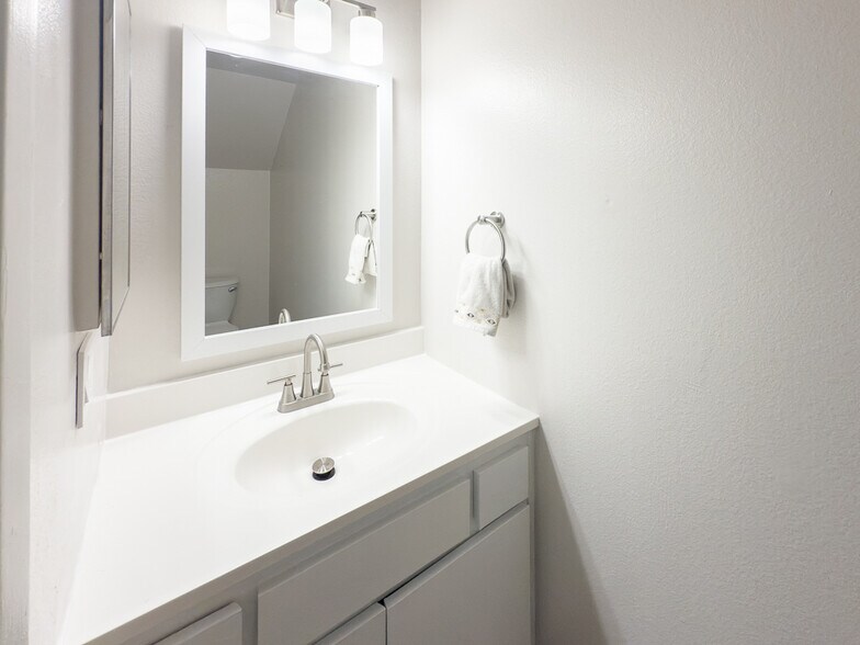 Building Photo - 4243 Tiberon Dr