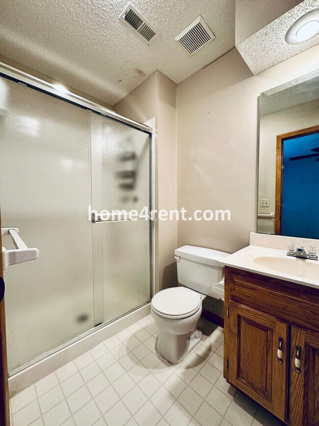 Building Photo - Beautiful, Spacious Home w/ Open Floor Pla...