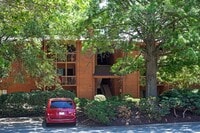 Building Photo - Lower-Level Turtle Creek Apartment
