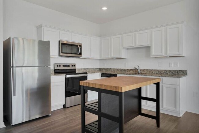 Building Photo - Townhome in Madison Place Davenport