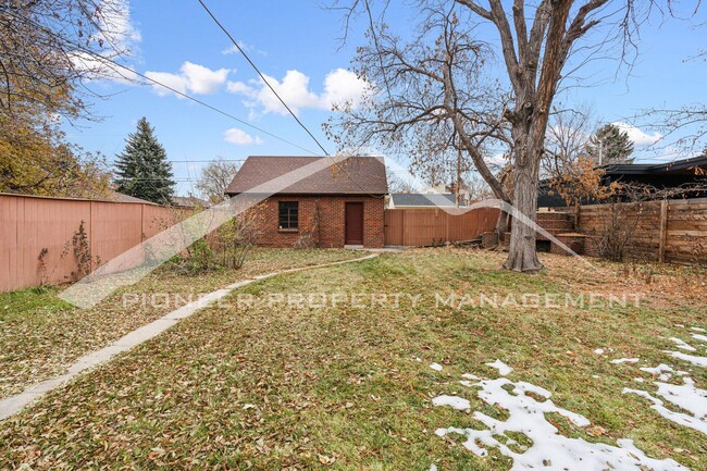 Building Photo - Spacious Home with Central AC and Washer/Dryer
